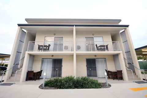 Oaks Middlemount Suites - Tourism Caloundra 1