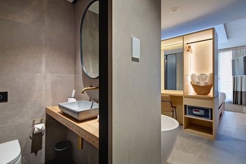 Zara Tower Hotel - Tourism Caloundra 0
