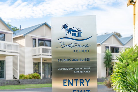 Boathouse Resort Studios & Suites - Tourism Caloundra 0