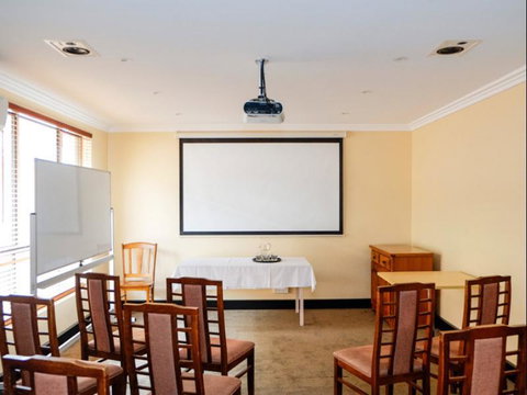 Reef Motor Inn - Tourism Caloundra 2