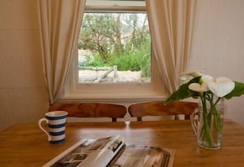 Brown's House Bed And Breakfast - Tourism Caloundra 4