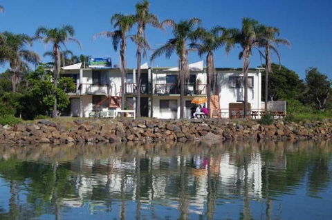 Beachfront 3 25 Willow Street - Tourism Caloundra 2