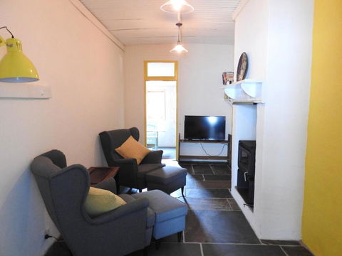 Cooks Cottage - Tourism Caloundra 2