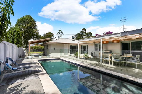 Poolside Noosa Oasis Pet Friendly - Tourism Caloundra 4