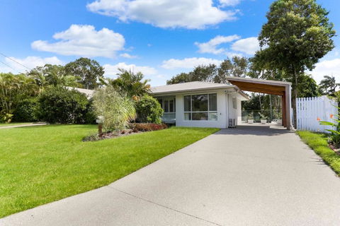 Poolside Noosa Oasis Pet Friendly - Tourism Caloundra 1