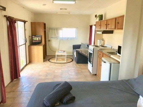 Cute Private Studio Flat With AIRCON! - Tourism Caloundra 3