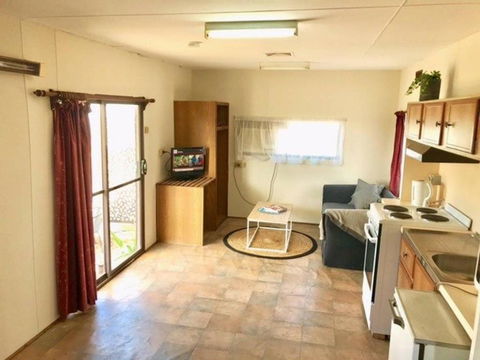 Cute Private Studio Flat With AIRCON! - Tourism Caloundra 4