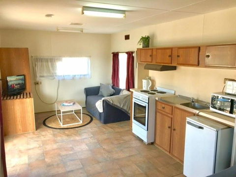 Cute Private Studio Flat With AIRCON! - Tourism Caloundra 6