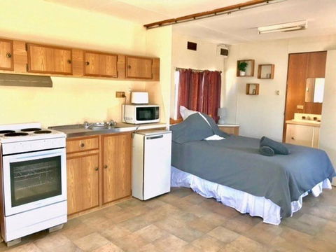 Cute Private Studio Flat With AIRCON! - Tourism Caloundra 1