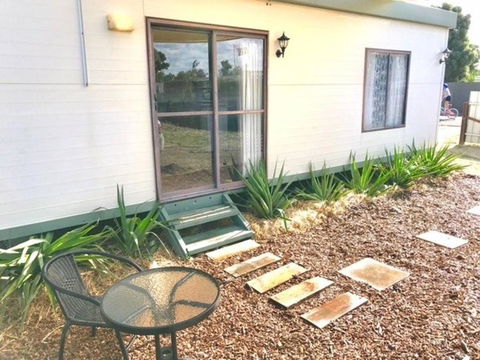 Cute Private Studio Flat With AIRCON! - Tourism Caloundra 5