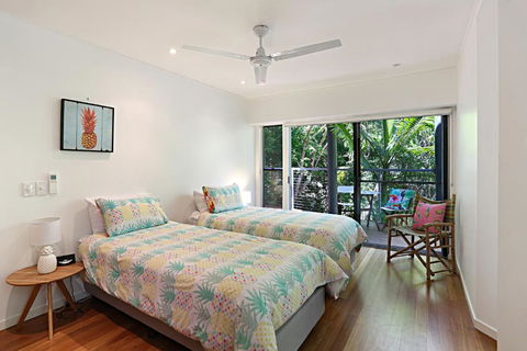 Barefoot Bungalow Castaways Beach - Tourism Caloundra 1