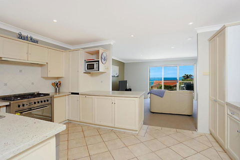 Stunning Home In Salamander Bay! - Tourism Caloundra 3