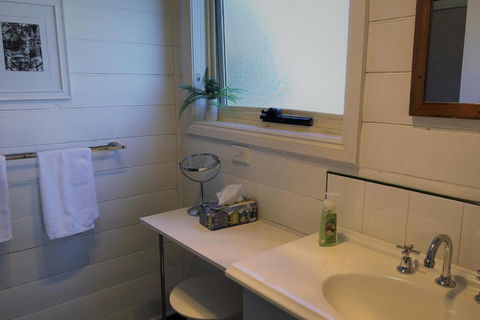 BURGESS COTTAGE King Bed For Couples - Tourism Caloundra 3