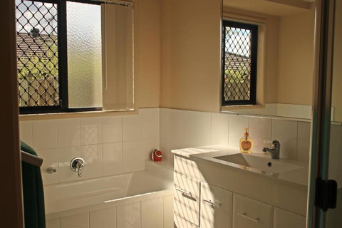 Banksia & Acacia Apartments - Tourism Caloundra 5