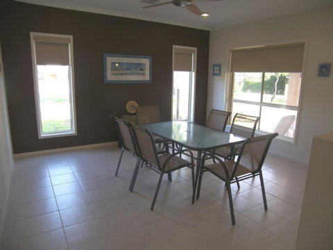 Modern Beachside 5 Bedrooms - Tourism Caloundra 6