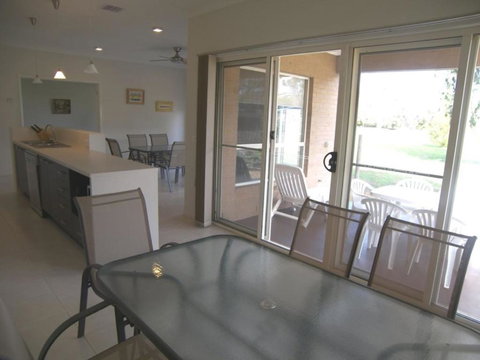 Modern Beachside 5 Bedrooms - Tourism Caloundra 4