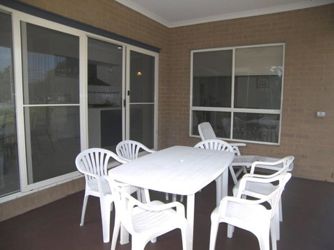 Modern Beachside 5 Bedrooms - Tourism Caloundra 5