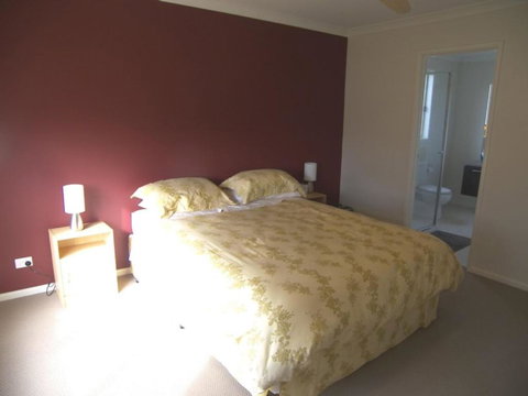 Modern Beachside 5 Bedrooms - Tourism Caloundra 1