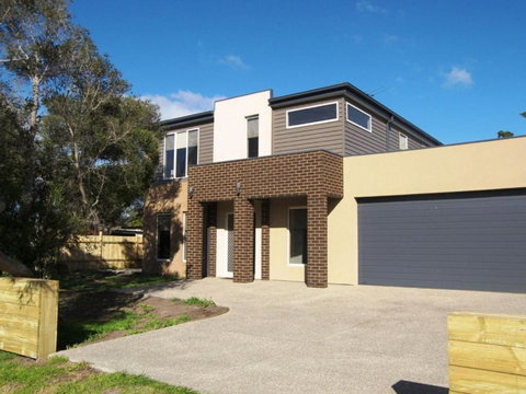 Modern Beachside 5 Bedrooms - Tourism Caloundra 3