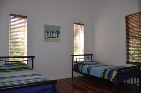 24 Esprit Drive Beach Home With Open Plan Living & Walking Distance To Beach - Tourism Caloundra 3