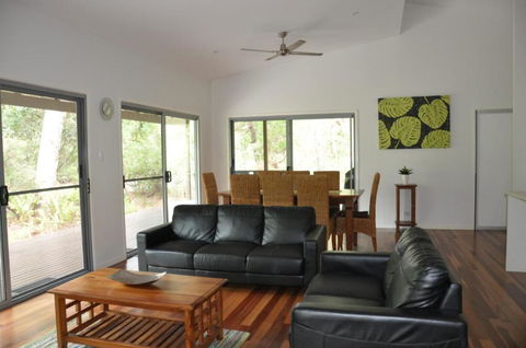 24 Esprit Drive Beach Home With Open Plan Living & Walking Distance To Beach - Tourism Caloundra 5