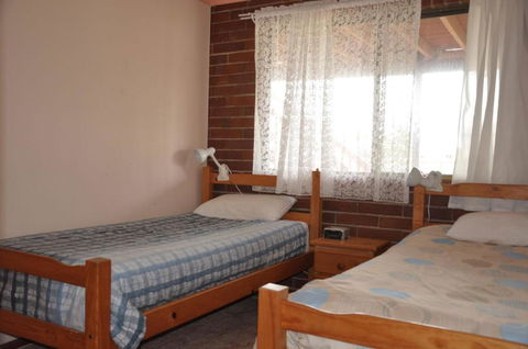 31 Bombala Crescent Two Storey Home With Covered Outdoor Deck Fully Fenced Backyard. Pet Friendly - Tourism Caloundra 4
