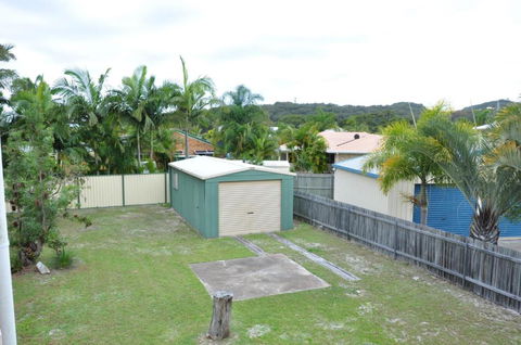 31 Bombala Crescent Two Storey Home With Covered Outdoor Deck Fully Fenced Backyard. Pet Friendly - Tourism Caloundra 1