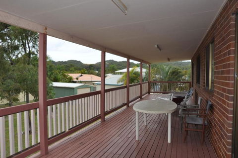 31 Bombala Crescent Two Storey Home With Covered Outdoor Deck Fully Fenced Backyard. Pet Friendly - Tourism Caloundra 6