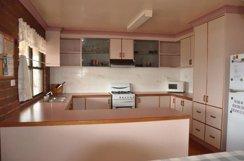 31 Bombala Crescent Two Storey Home With Covered Outdoor Deck Fully Fenced Backyard. Pet Friendly - Tourism Caloundra 3