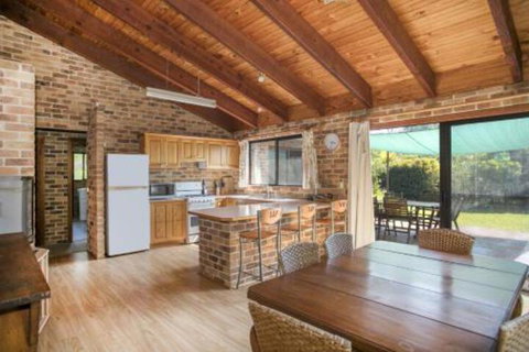 75 River Rd Tabourie Hideaway - Tourism Caloundra 0
