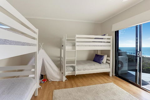 Castaways Beach Escape - Tourism Caloundra 5