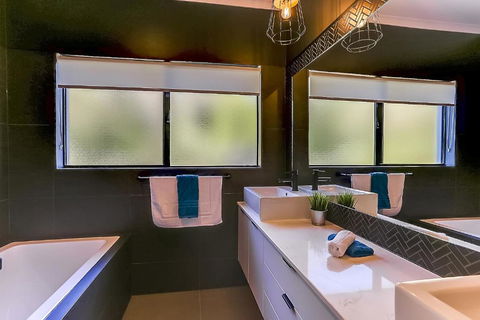 Castaways Beach Escape - Tourism Caloundra 3