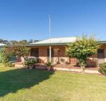 Cudgee quaint cottage with separate cabin - Tourism Caloundra
