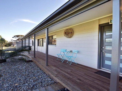 The Lobster Pot Great Outdoor Eating Area - Tourism Caloundra 3
