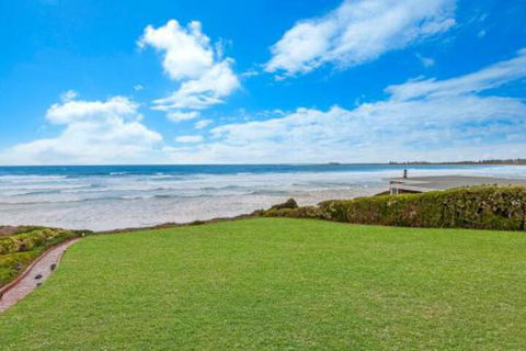 Iluka Perched On East Beach - Tourism Caloundra 6