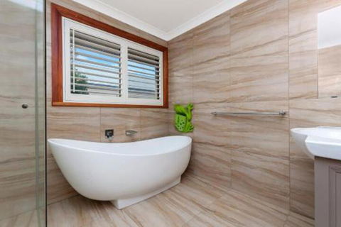Iluka Perched On East Beach - Tourism Caloundra 3