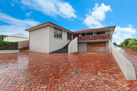 Iluka Perched On East Beach - Tourism Caloundra 7