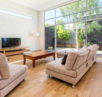 PALM COURT RETREAT MORNINGTON - Tourism Caloundra