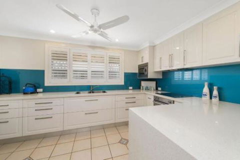 Burkeys 5 Main Street - Tourism Caloundra 0