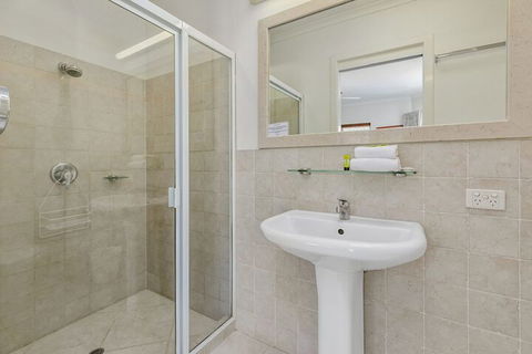 Beautiful North Facing River Views At Noosaville Unit 4 Riverside 235 Gympie Tce - Tourism Caloundra 7