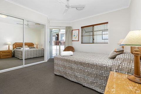 Beautiful North Facing River Views At Noosaville Unit 4 Riverside 235 Gympie Tce - Tourism Caloundra 4