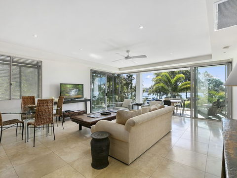Stunning Riverfront Apartment In Noosaville Unit 2 Wai Cocos 215 Gympie Terrace - Tourism Caloundra 2