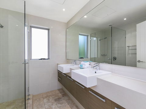 Stunning Riverfront Apartment In Noosaville Unit 2 Wai Cocos 215 Gympie Terrace - Tourism Caloundra 6