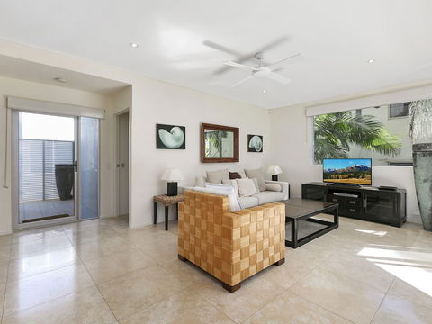 Stunning Riverfront Apartment In Noosaville Unit 2 Wai Cocos 215 Gympie Terrace - Tourism Caloundra 5