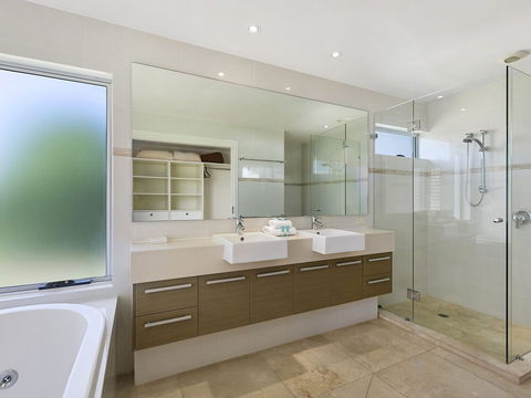 Stunning Riverfront Apartment In Noosaville Unit 2 Wai Cocos 215 Gympie Terrace - Tourism Caloundra 1