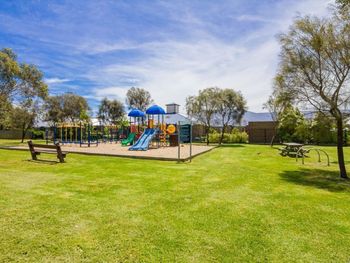 Beach House On Katherine Circuit - Tourism Caloundra 2
