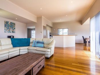 Beach House On Katherine Circuit - Tourism Caloundra 1