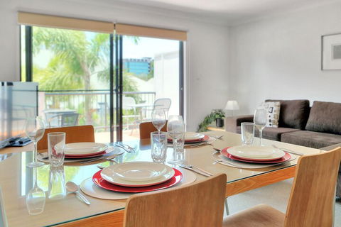 Airtrip Apartment On Russell St - Tourism Caloundra 1