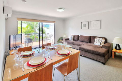 Airtrip Apartment On Russell St - Tourism Caloundra 2
