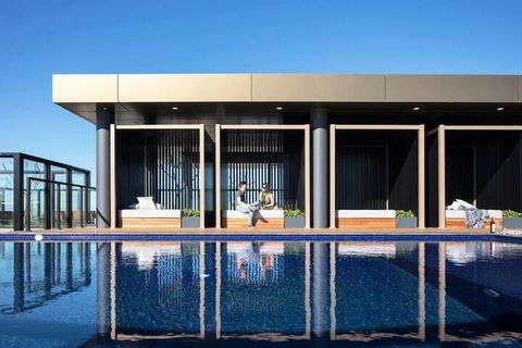 Luxury 1 Bedroom 1 Study With 1 Parking - Tourism Caloundra 2